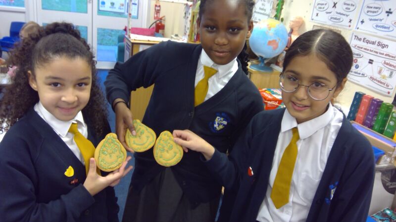 Image for the Tweet beginning: Some excellent Grinchy biscuit decorating